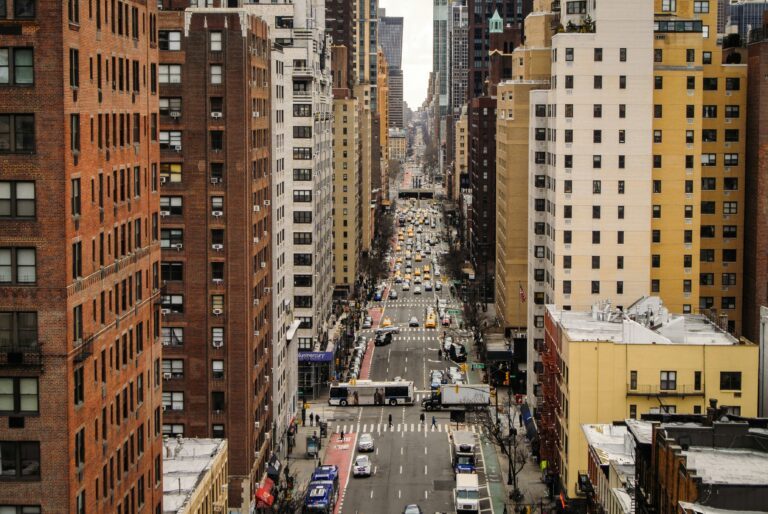 découvrez des paysages urbains à couper le souffle dans cette collection unique d'art urbain, de gratte-ciels spectaculaires et d'ambiances citadines captivantes.