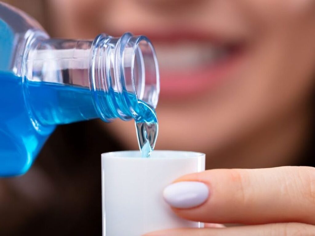 Quels sont les bienfaits du bain de bouche en parapharmacie ?