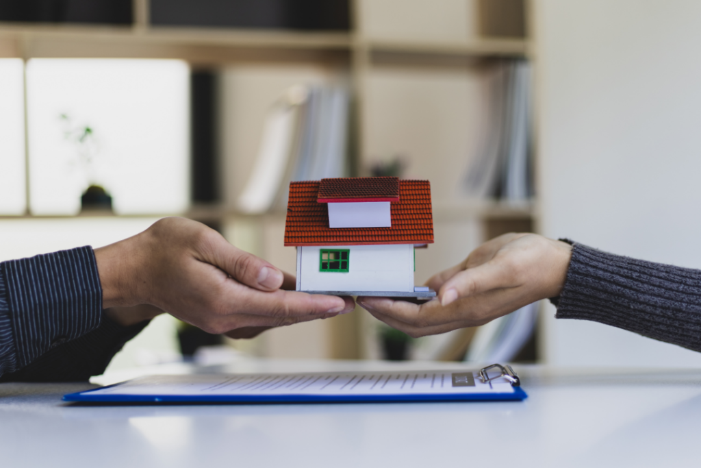 Comment gérer l’assurance habitation dans le cadre d’une succession après un décès ?