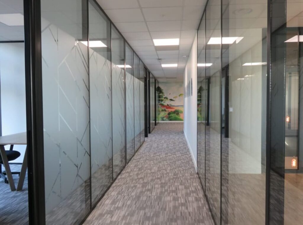 Comment un plafond vitré peut transformer l’espace de travail dans votre entreprise?