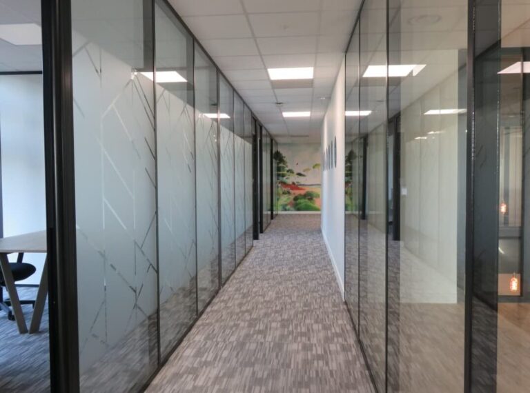comment-un-plafond-vitre-peut-transformer-lespace-de-travail-dans-votre-entreprise