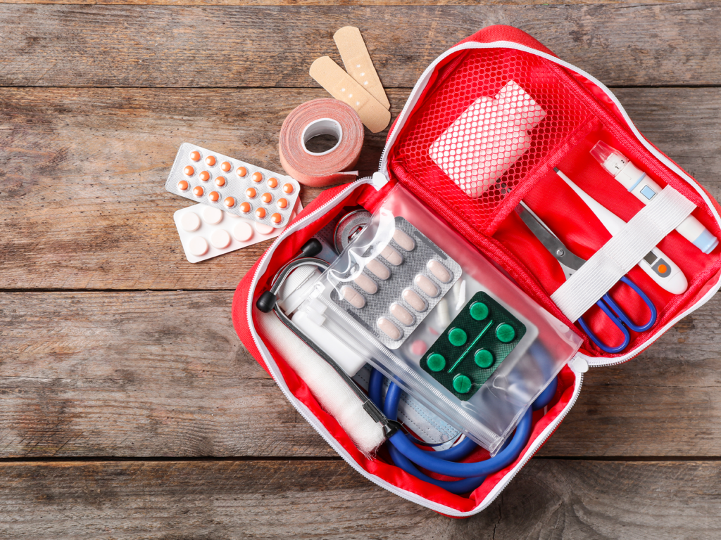 Quels médicaments doivent toujours figurer dans une trousse de secours d’urgence ?