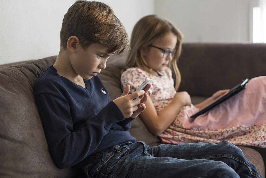 Comment l’influence des réseaux sociaux entraîne-t-elle des dépenses excessives ?