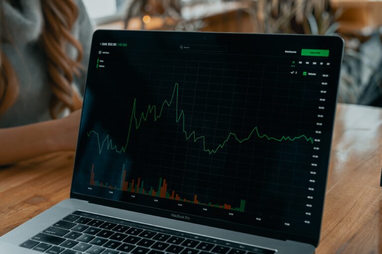 amenager-un-bureau-de-trader-les-essentiels-pour-une-efficacite-maximale
