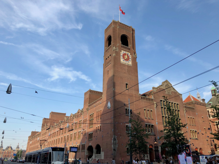 Façade emblématique de la Bourse de Berlage à Amsterdam, chef-d'œuvre architectural de Hendrik Petrus Berlage.