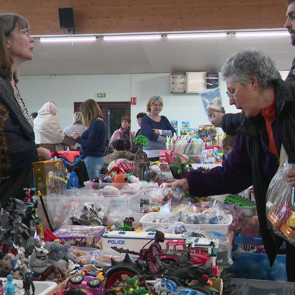 Bourse aux jouets dans la Somme : parents et enfants fouillant parmi les stands colorés