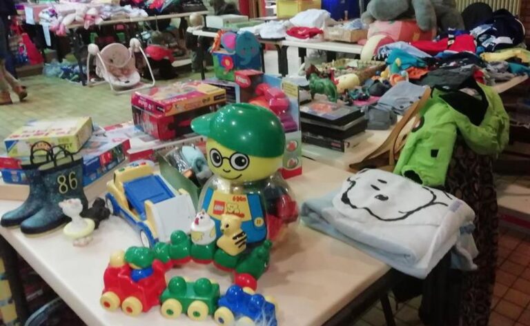 Bourse aux jouets dans la Somme avec stands remplis de jeux et peluches pour enfants