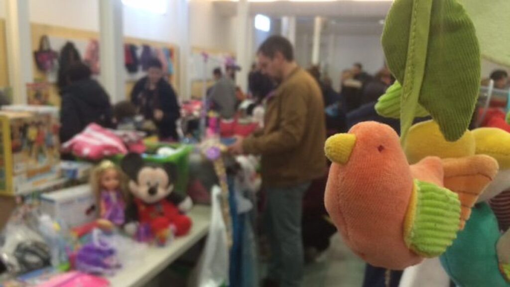 Bourse aux jouets en Somme avec stands remplis de jeux et peluches en vente