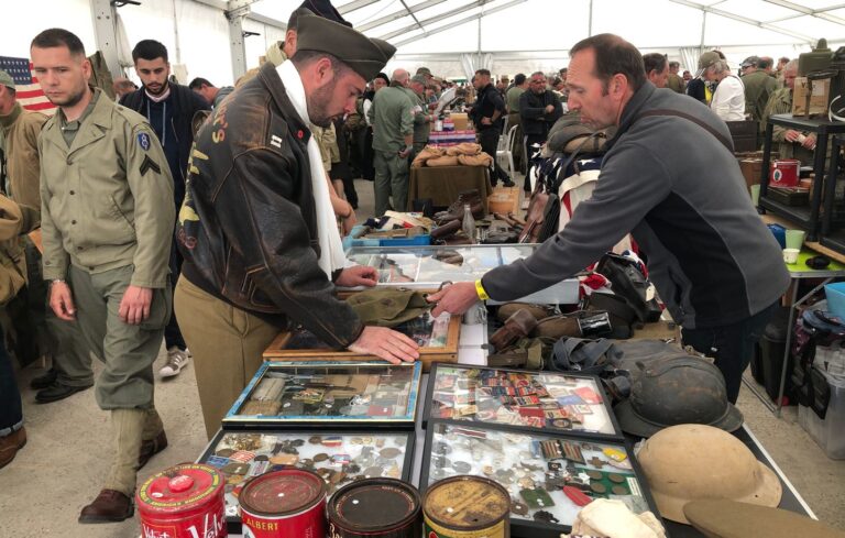 Grande bourse militaria en France avec de nombreux collectionneurs et objets historiques