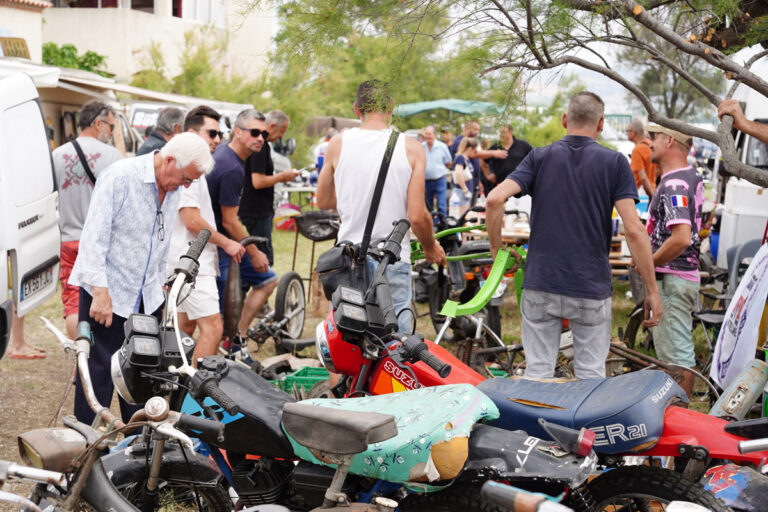 Vue animée de la bourse moto de Frontignan avec passionnés et exposants réunis