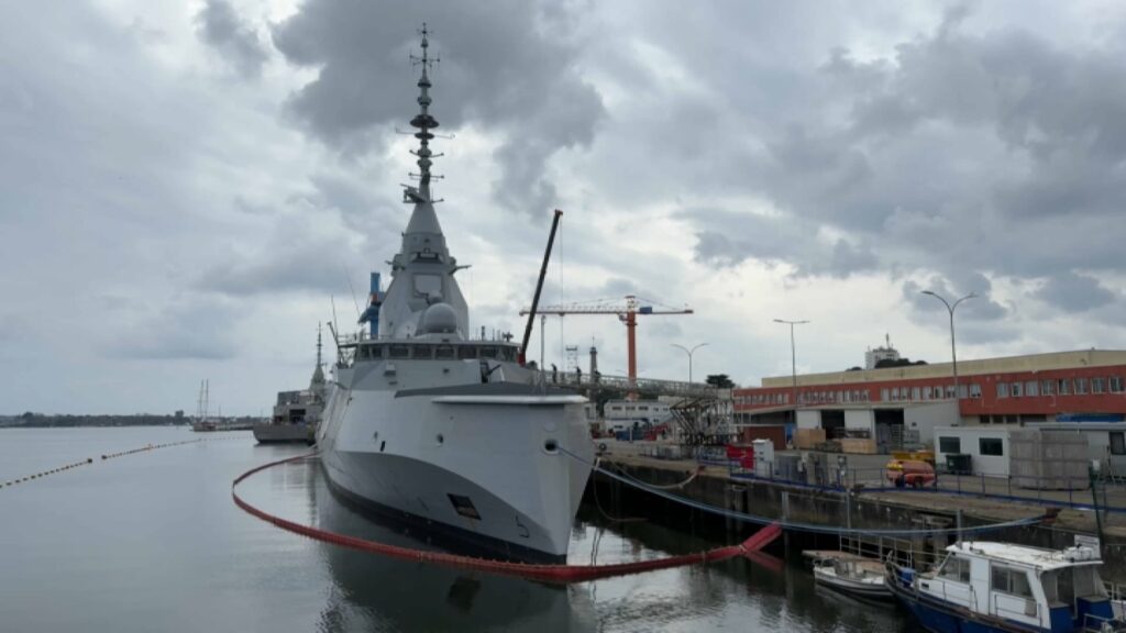 Chantier naval de Naval Group à Lorient illustrant la production et le développement du groupe.