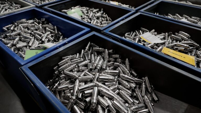 Installation industrielle d'Eurenco spécialisée dans la fabrication d'explosifs et de poudres pour la défense