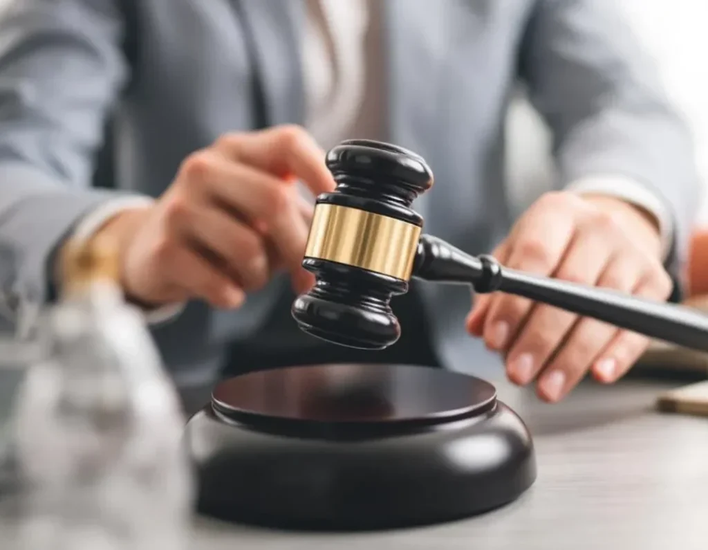 Qui paie les frais d’avocat dans une succession : décodez les coûts juridiques du partage d’héritage