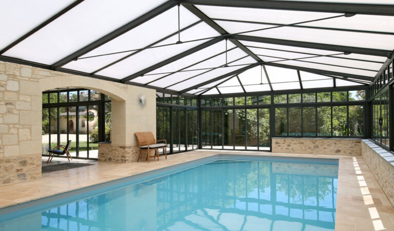 comment-choisir-la-meilleure-veranda-de-piscine-pour-votre-maison
